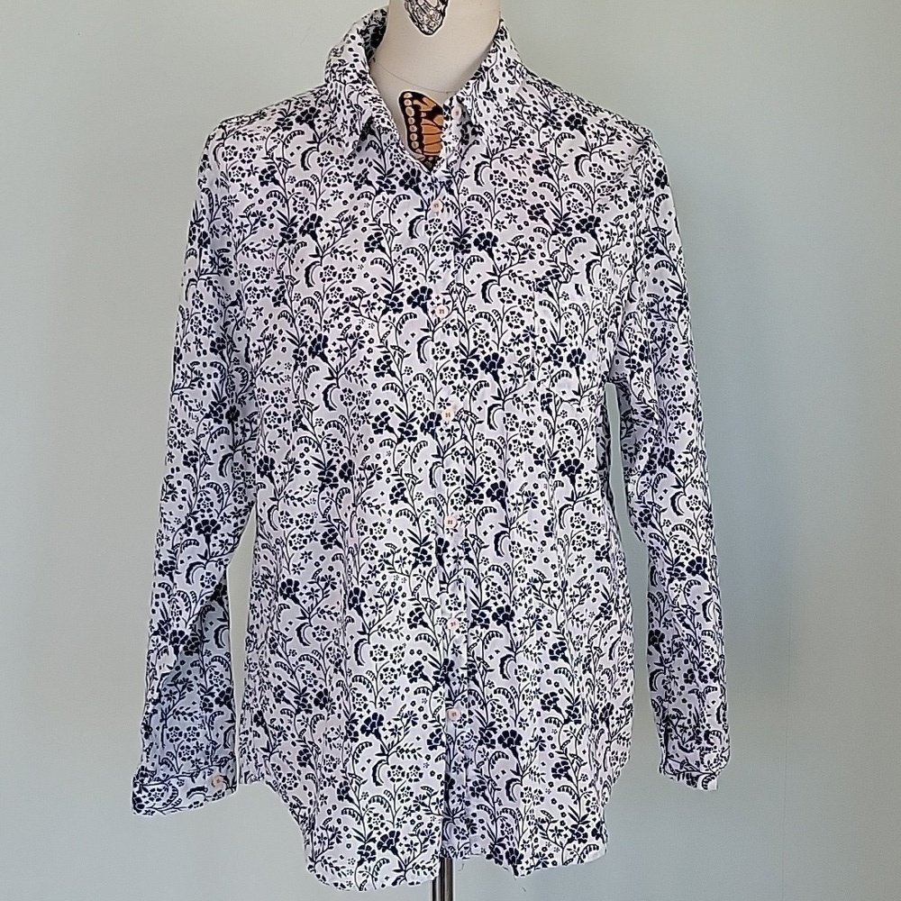 LILI'S CLOSET floral button-down 100% cotton blue & white shirt.  Size Large.